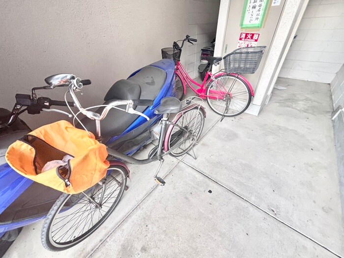 物件外観写真3　(駐輪場)