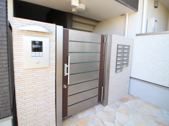 物件外観写真3　(エントランス部分)