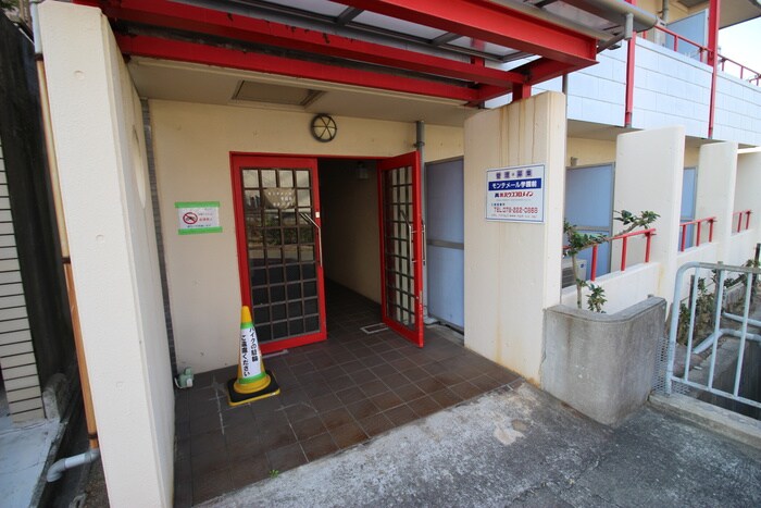 物件外観写真3　(エントランス部分)