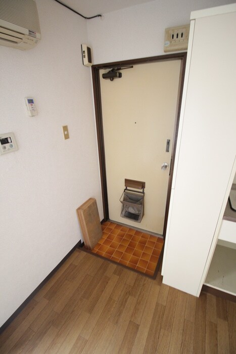 物件内観写真7　(玄関)
