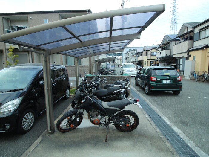 物件外観写真5　(バイク置き場)