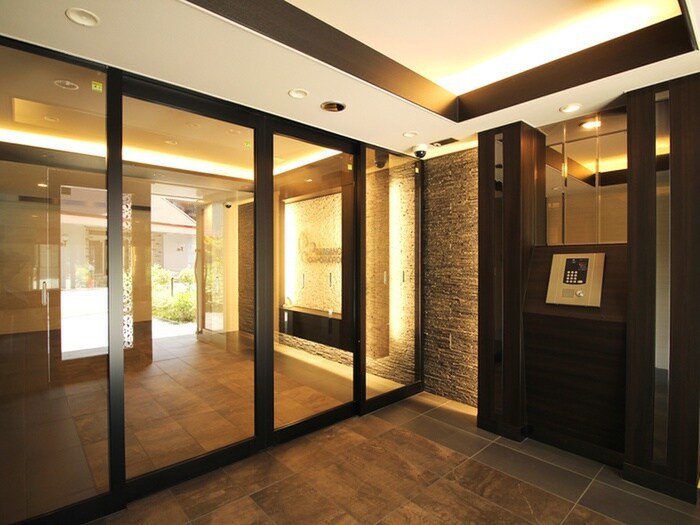 物件外観写真2　(エントランス部分)