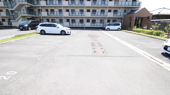 物件外観写真4　(駐車場)
