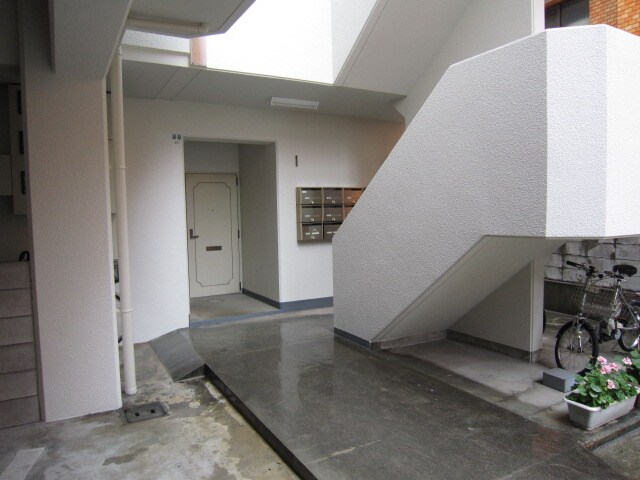 物件外観写真3　(エントランス部分)