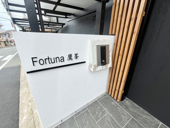 物件外観写真2　(エントランス部分)