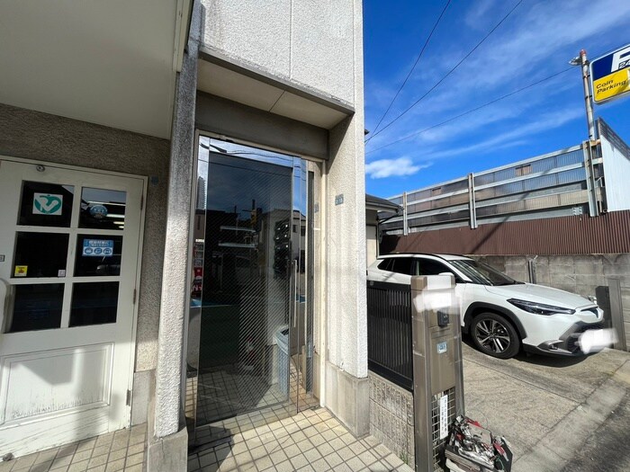 物件外観写真2　(エントランス部分)