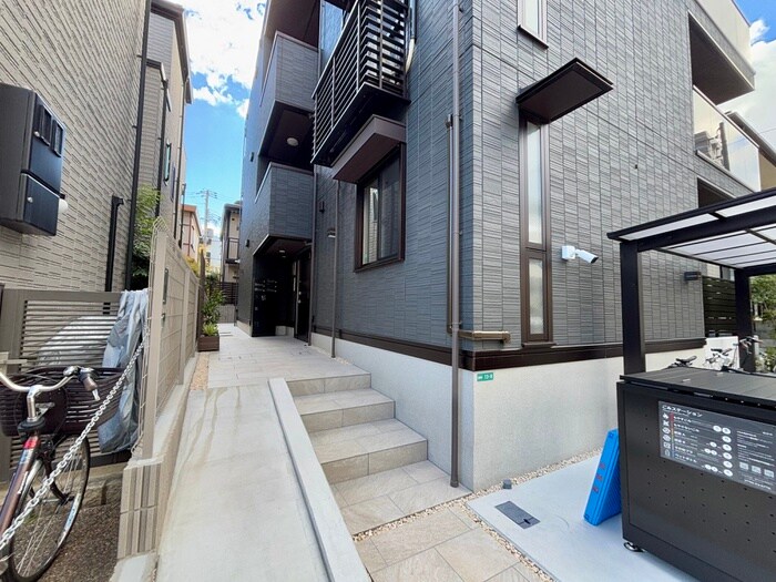 物件外観写真3　(エントランス部分)