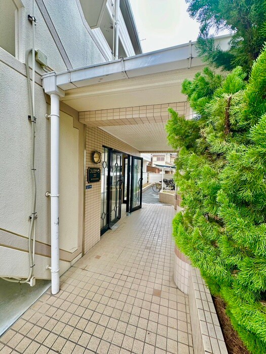物件外観写真3　(エントランス部分)