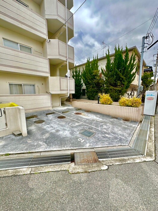 物件外観写真4　(駐車場)