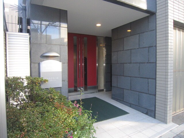 物件外観写真3　(エントランス部分)