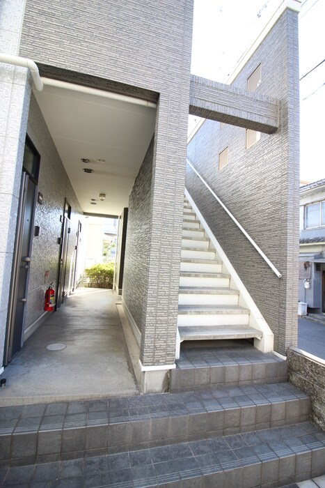 物件外観写真3　(エントランス部分)