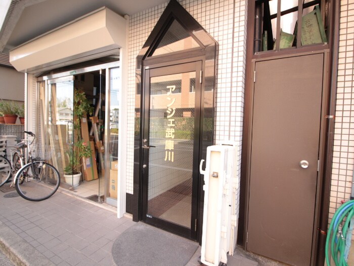 物件外観写真2　(エントランス部分)