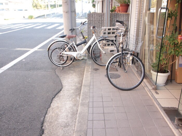 物件外観写真3　(駐輪場)