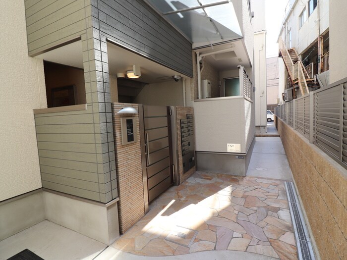 物件外観写真2　(エントランス部分)