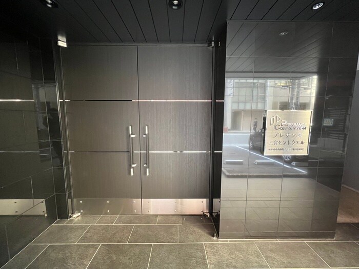 物件外観写真5　(エントランス部分)