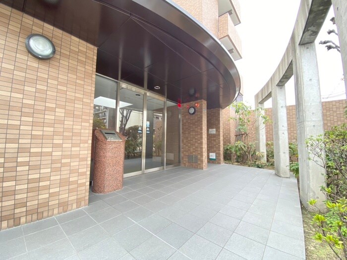 物件外観写真3　(エントランス部分)