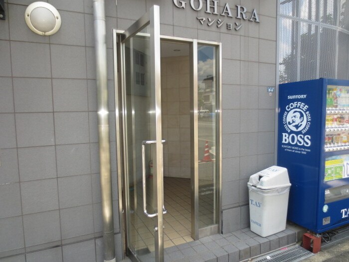 物件外観写真3　(エントランス部分)