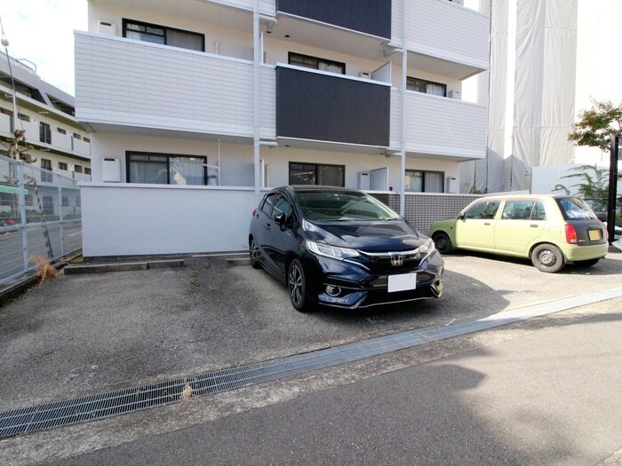 物件外観写真5　(駐車場)