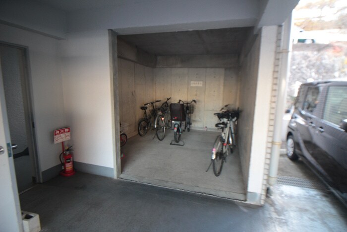 物件外観写真4　(駐輪場)