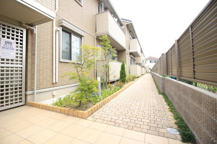 物件外観写真2　(エントランス部分)