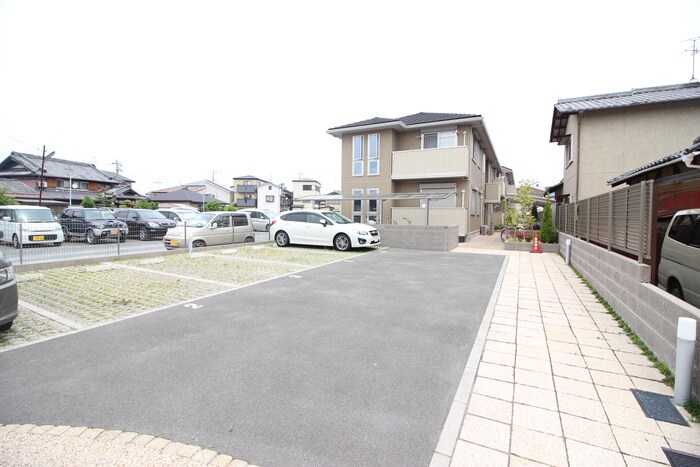 物件外観写真5　(駐車場)