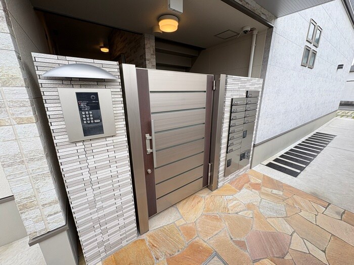 物件外観写真2　(エントランス部分)