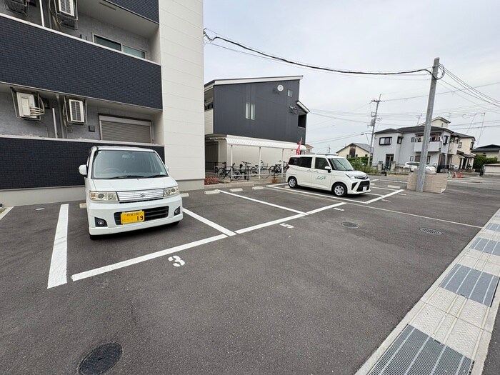 物件外観写真3　(駐車場)
