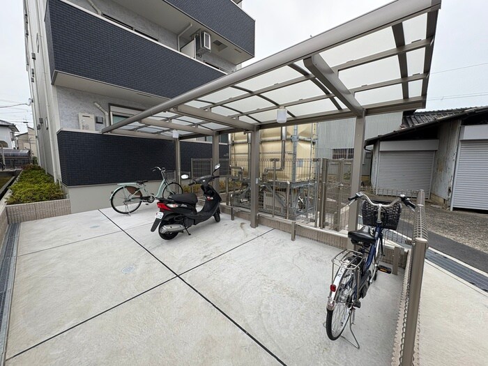 物件外観写真4　(駐輪場)