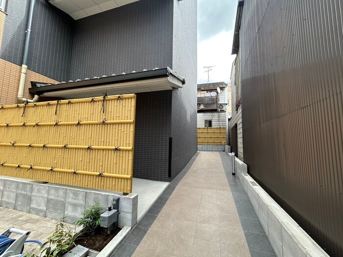 物件外観写真3　(エントランス部分)