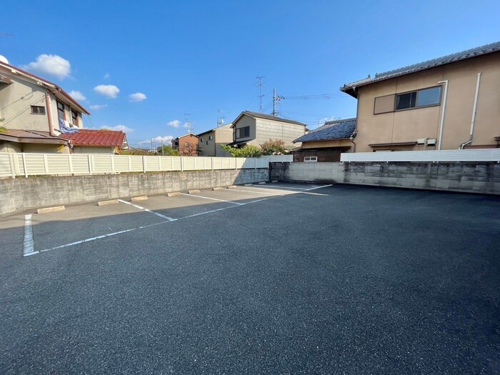 物件外観写真5　(駐車場)