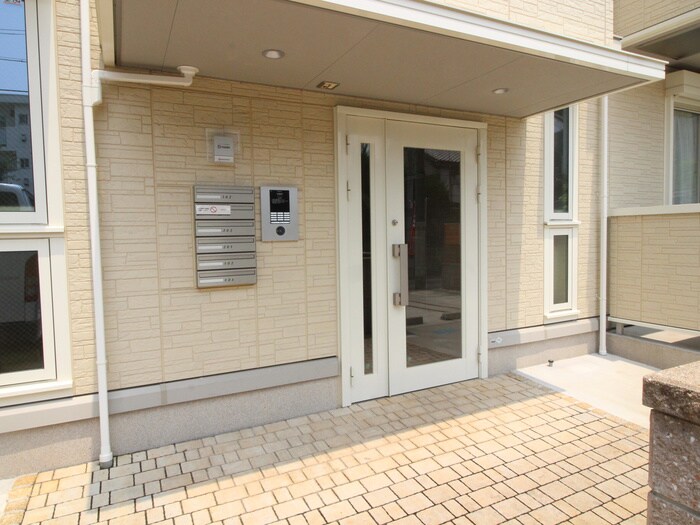 物件外観写真4　(エントランス部分)