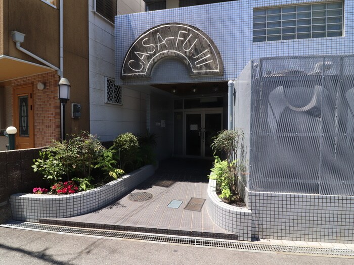 物件外観写真3　(エントランス部分)