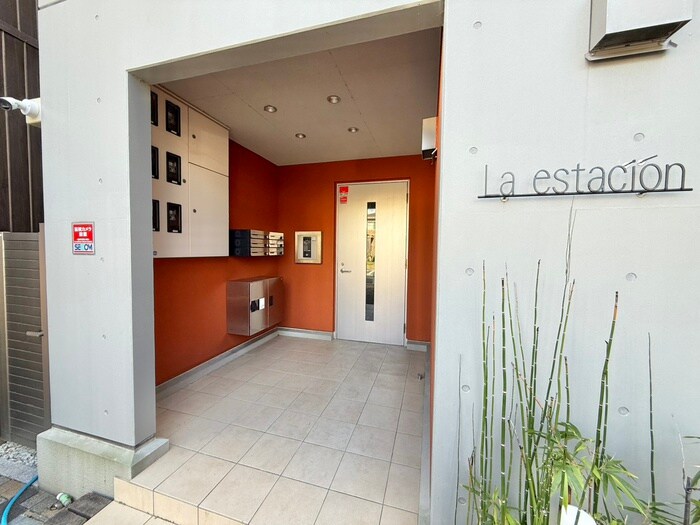 物件外観写真2　(エントランス部分)