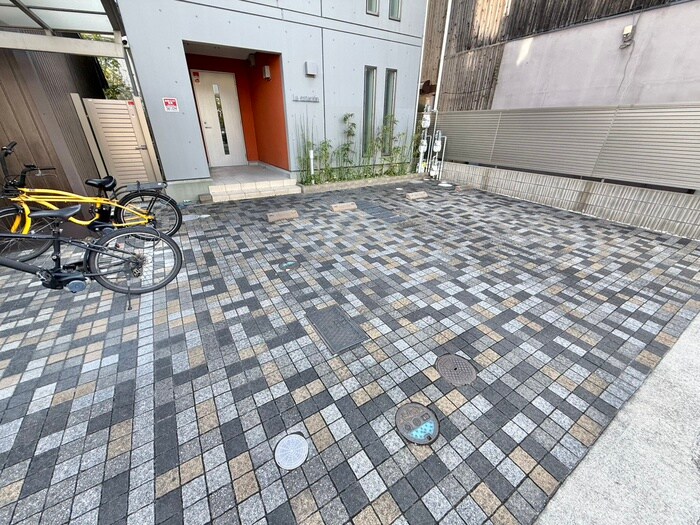 物件外観写真4　(駐車場)