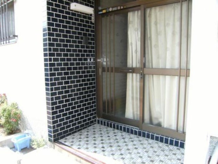 物件外観写真2　(エントランス部分)