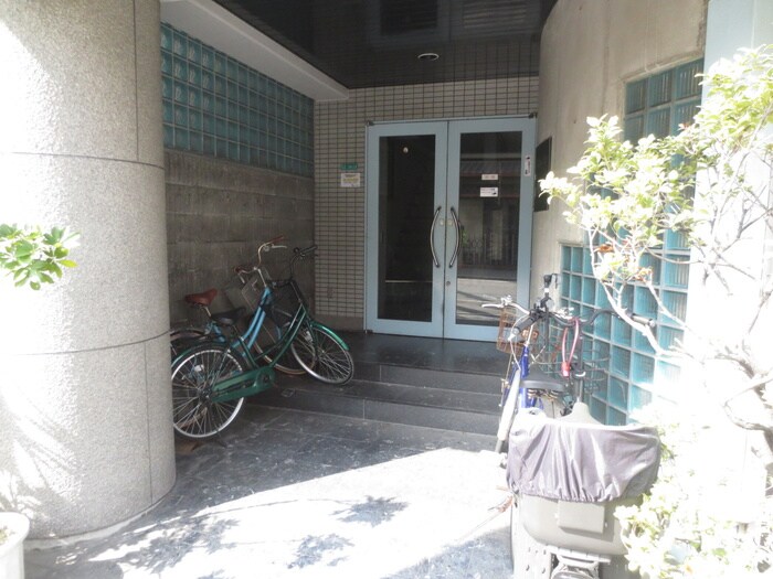 物件外観写真2　(エントランス部分)