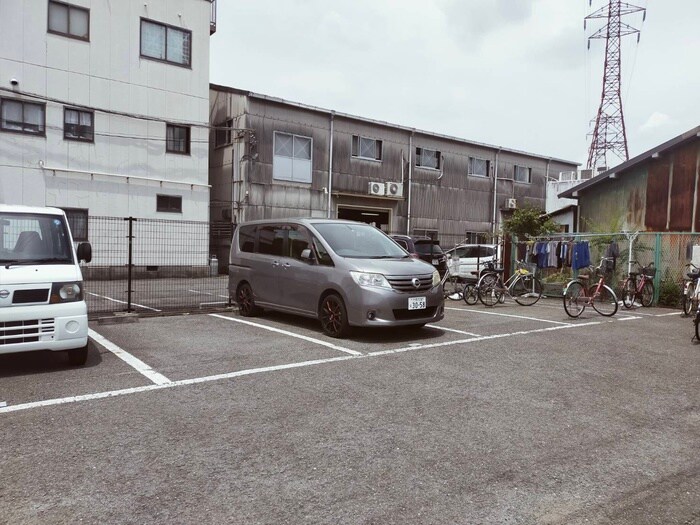 物件外観写真3　(駐車場)