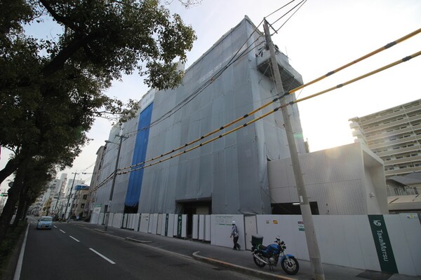 建築中
