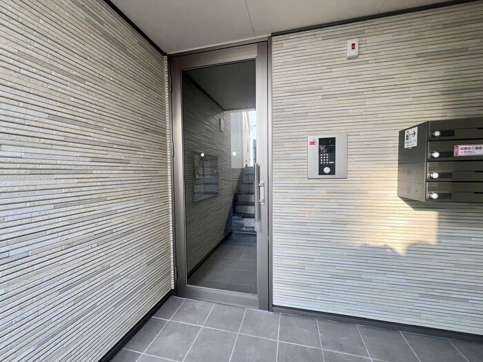 物件外観写真2　(エントランス部分)