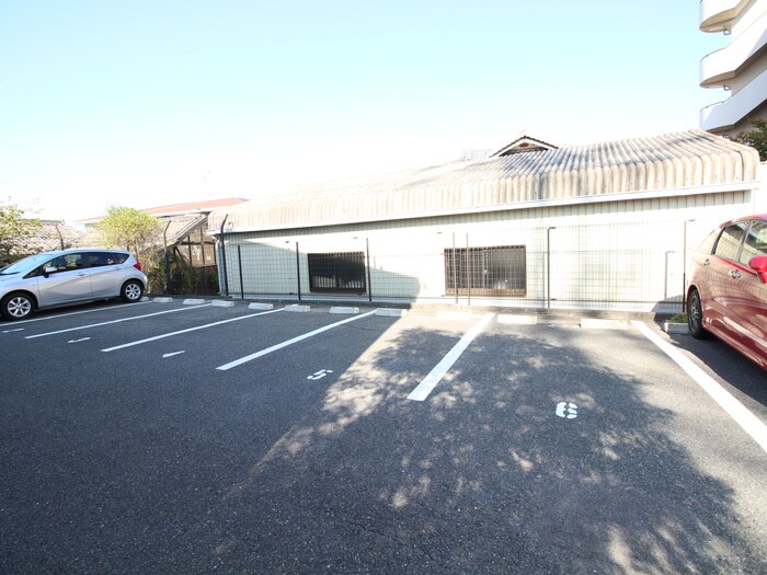 物件外観写真4　(駐車場)