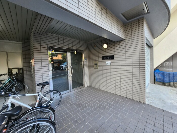 物件外観写真3　(エントランス部分)