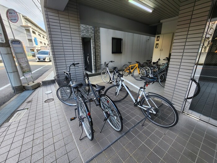 物件外観写真4　(駐輪場)
