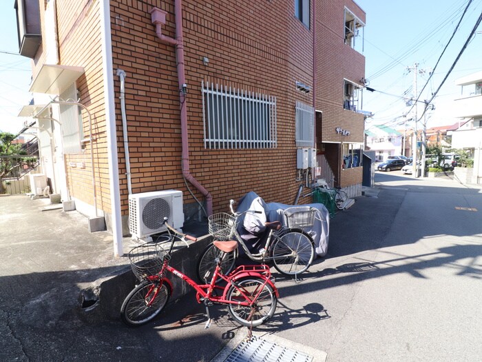 物件外観写真4　(駐輪場)