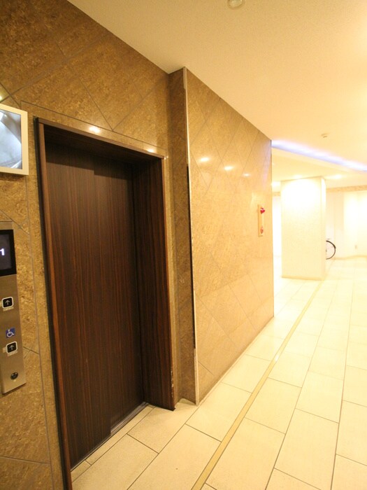 物件外観写真6　(エントランス部分)