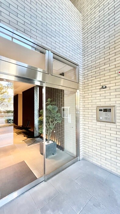 物件外観写真2　(エントランス部分)