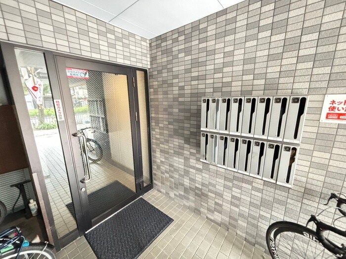 物件外観写真4　(エントランス部分)