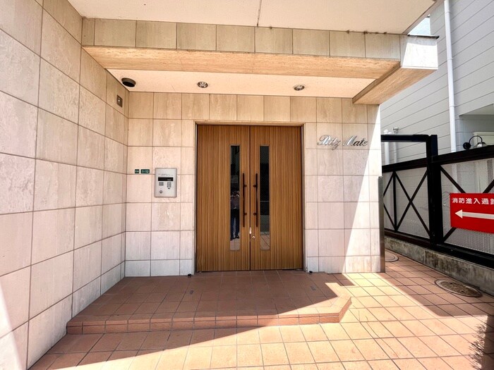 物件外観写真6　(エントランス部分)