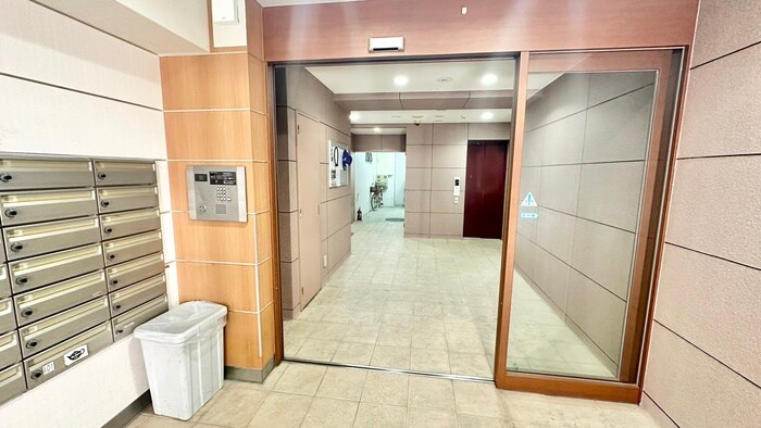 物件外観写真2　(エントランス部分)