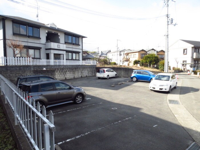 物件外観写真3　(駐車場)