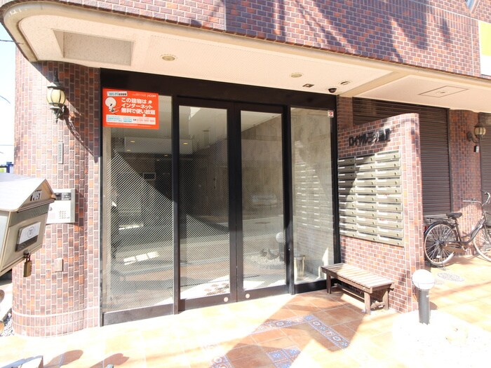 物件外観写真4　(エントランス部分)